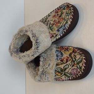 Dearfoams Slip-On Brown Microsuede & Floral Tapestry Moccasin Slippers Faux Fur